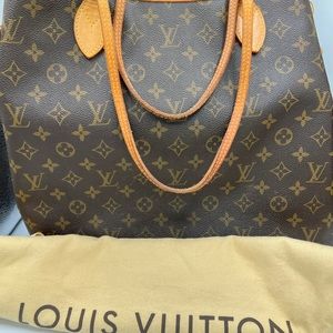 Louis Vuitton Neverfull MM/Duster Included for protection of this luxury item.